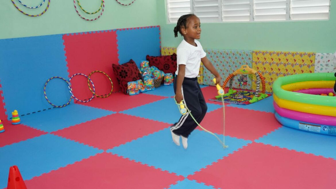 PIE DE FOTO 2 UNA NIÑA BRINCA LA CUERDA SOBRE EL TATAMIS DEL AULA PSICOMOTRIZ