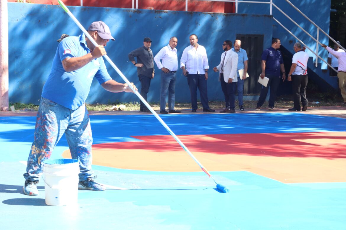 PIE DE FOTO ALBERTO RODRÍGUEZ Y VARIOS TÉCNICOS DEL INEFI OBSERVAN EL REMOZAMIENTO DE UNA DE LAS CANCHAS
