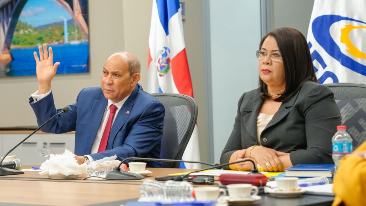 Rafael Santos Badía, Maira Morla a la derecha en traspaso presidencia Alianza por la Formacion Dual