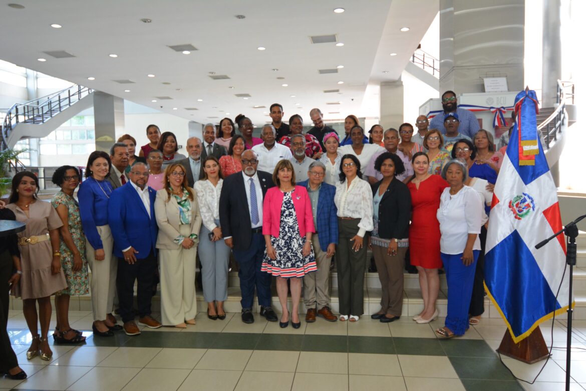 Biblioteca Pedro Mir de la UASD inaugura Semana Cultural con homenaje a bibliotecarios y autores universitarios.
