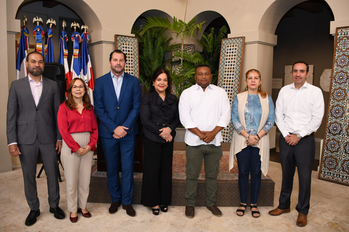 Omar Cepeda, Fabeth Martínez, Carlos Arnal V, Fabiola Herrera, William García, Grace Heyaime y Emilio Torres