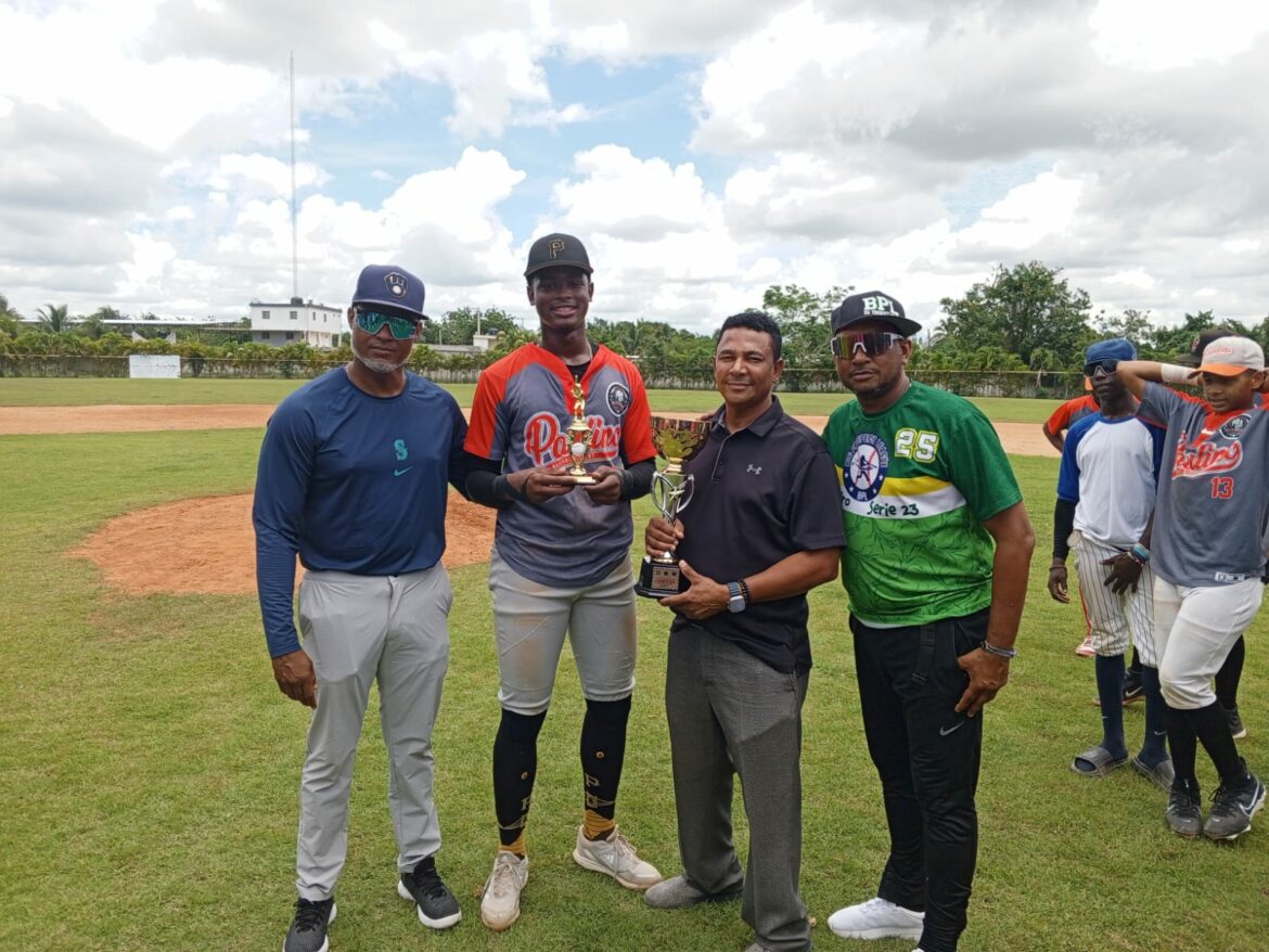 Osiris Reynoso unto a Daniel Paulino y Sandy Rleal Ceo de Paulino premian a Alexander Pio como MVP