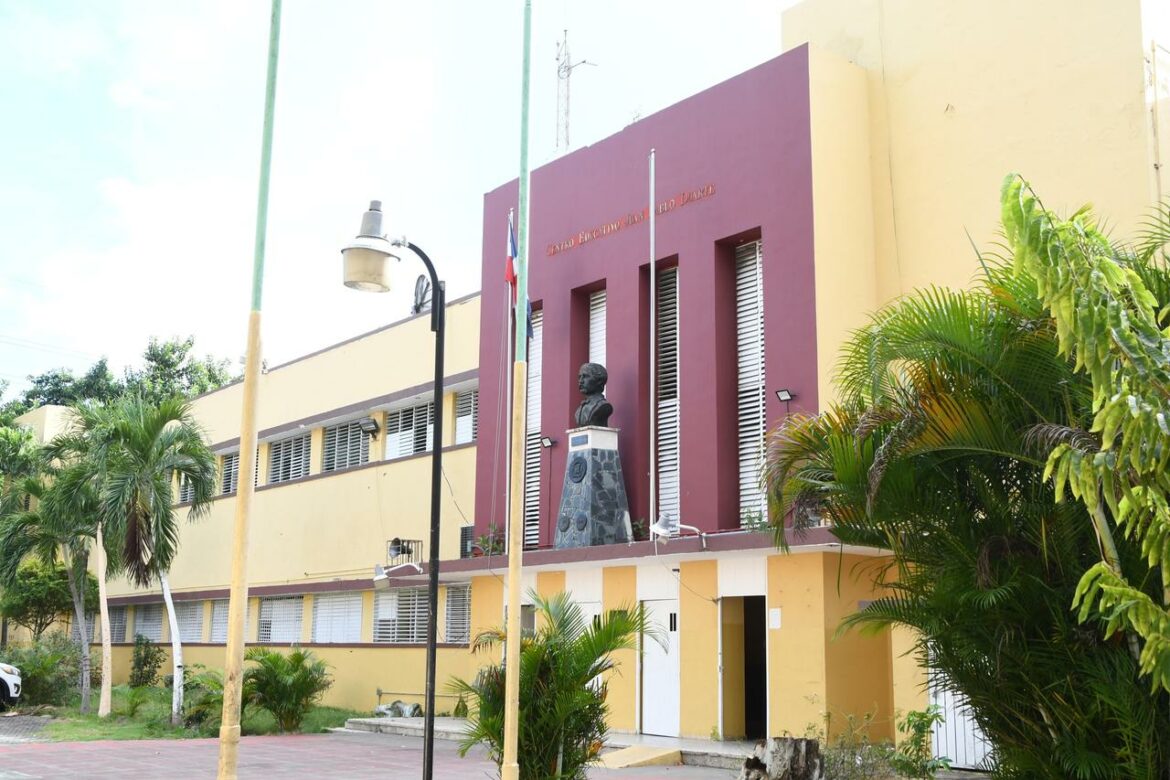 PIE DE FOTO 1 FACHADA LICEO JUAN PABLO DUARTE