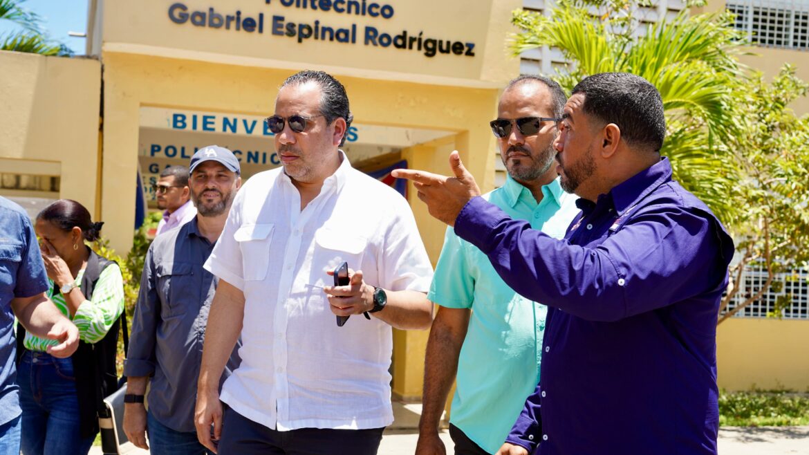 PIE DE FOTO JAMAO AL NORTE 1. ALBERTO RODRIGUEZ CONVERSA CON TÉCNICOS EN LA ESCUELA ….RODRÍGUEZ