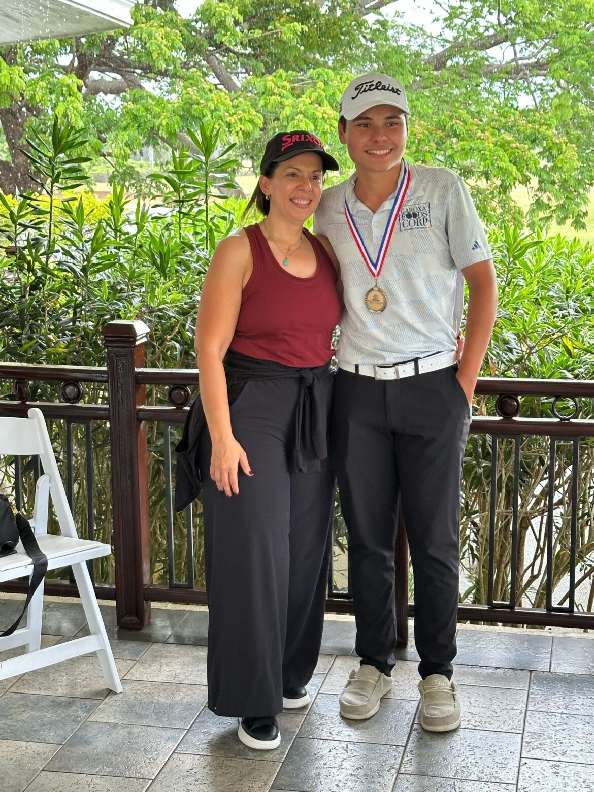 Rita Arias, premia a Sebastián Ramos, campeón categoría U18.