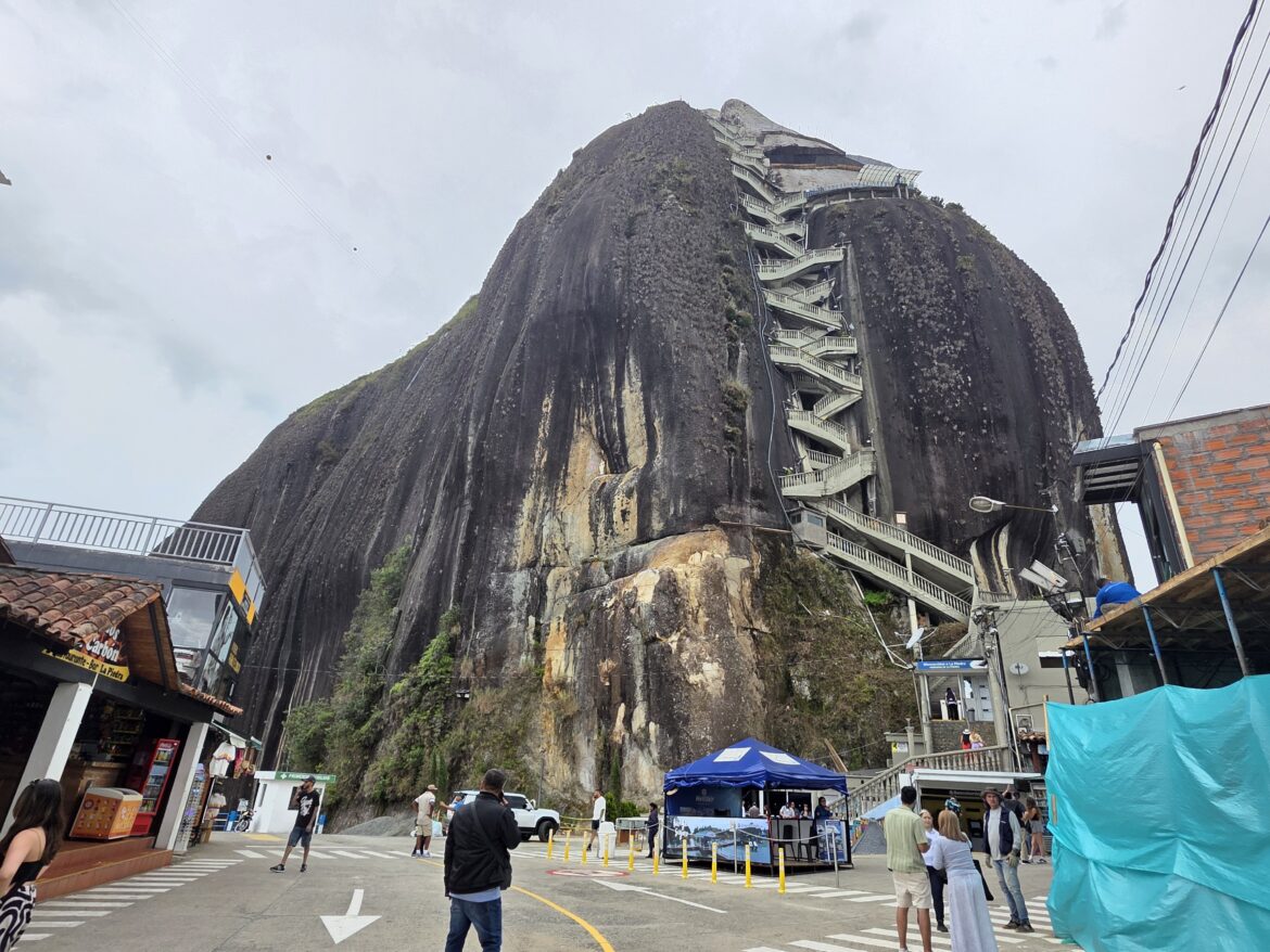 Sin sofoque, subir a la Piedra del Peñol,.