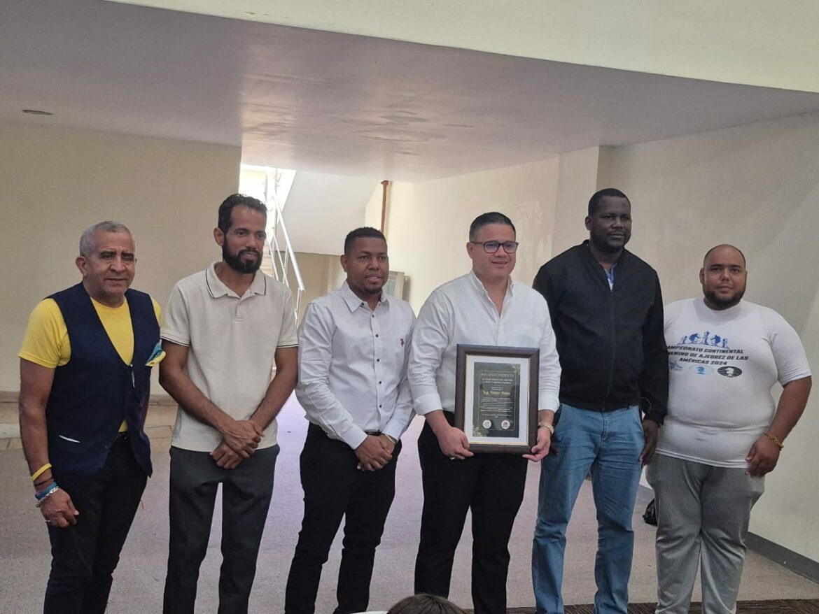 Néstor Matos director General de INDOCAL, recibe el reconocimiento.