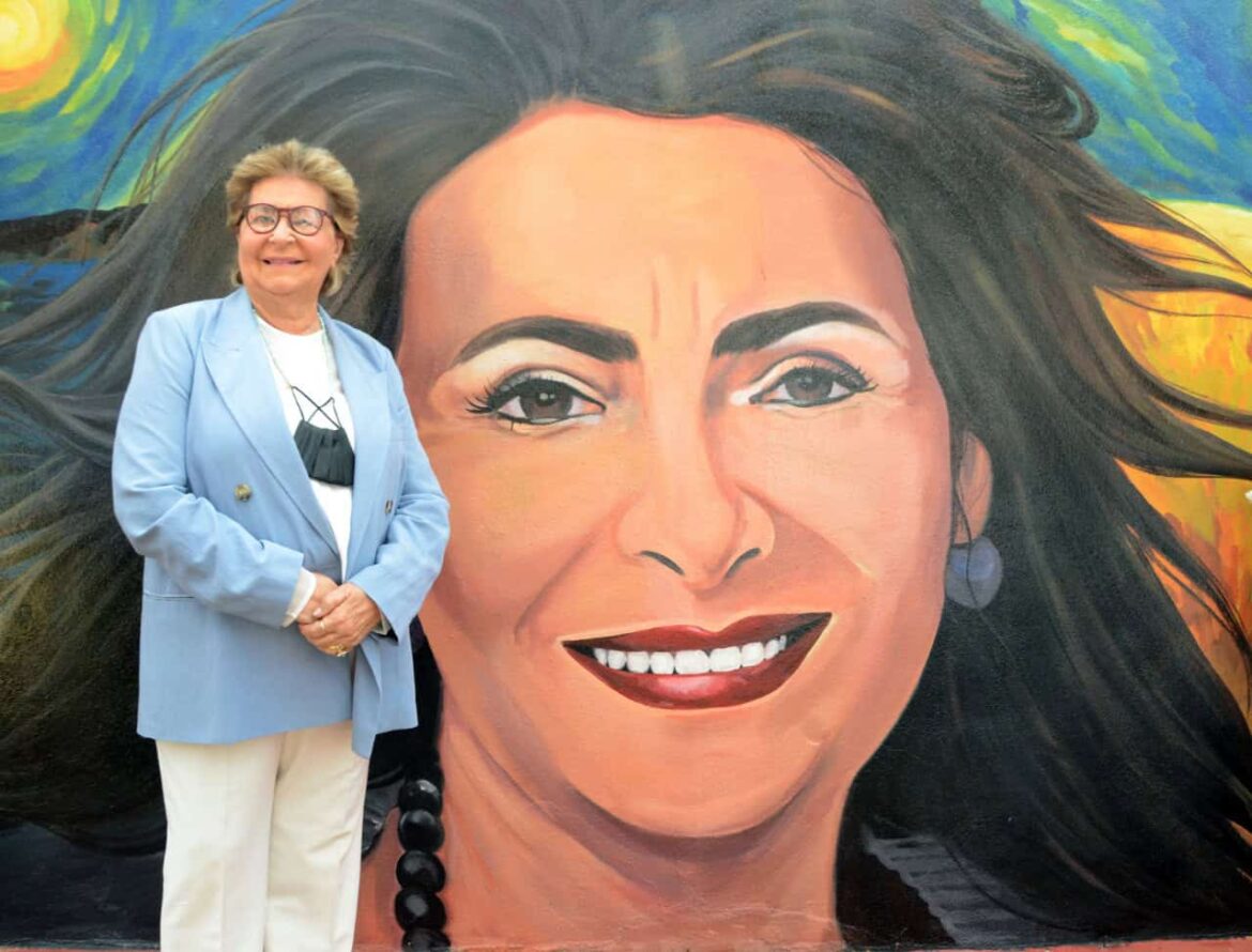 socorro-castellanos-posando-en-su-mural-53e2945d