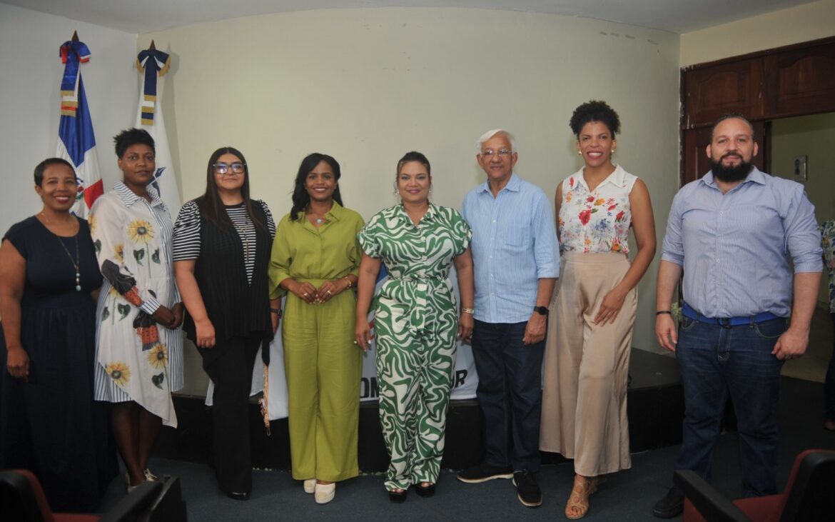 1. Milka Hernández, Yubelkys Mejía, Rosa Lidia Lora, Millizen Uribe, Sarah Hernández, Osvaldo Soriano, Cristina Rosario y Omar Rivera.