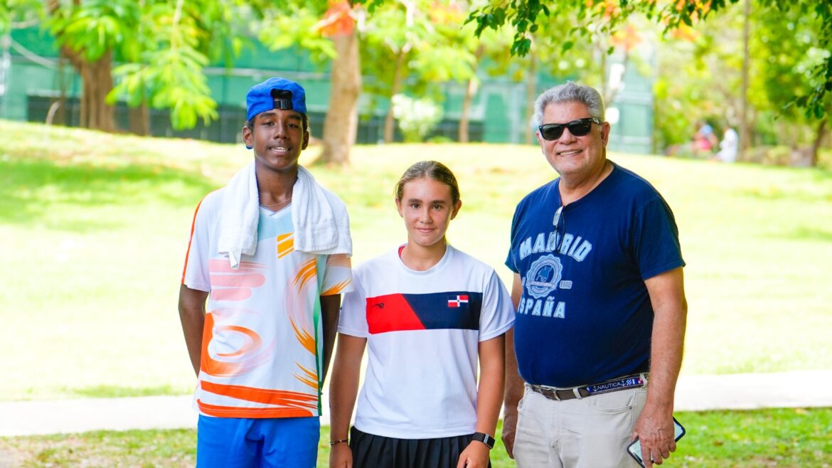 Al centro, Ana Paula Vega, campeona femenina de la Copa Maíz U14, junto al subcampeón masculino Daniel Suero y Sergio Tobal, vicepresidente de Fedotenis.