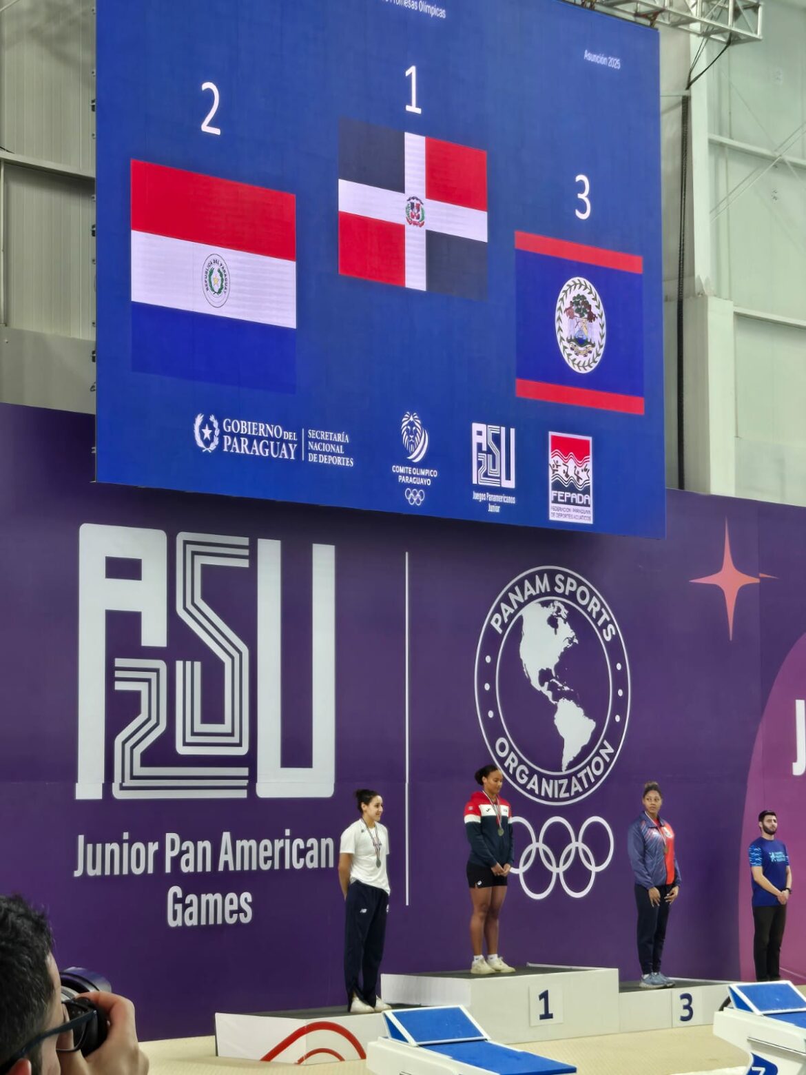 Al centro, la dominicana Darielys Ortiz, tras ganar la competencia.