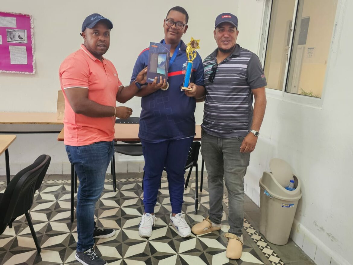 El Ingeniero Radhamés Fulgencio y Carlos Fuentes premian el 1er Lugar Mario García.