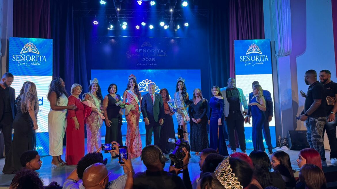 El alcalde Nelson de la Rosa con Miss San Cristóbal 2025.