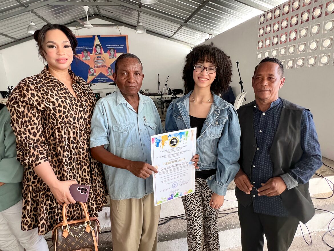 Entrega de reconocimiento alumna destacada