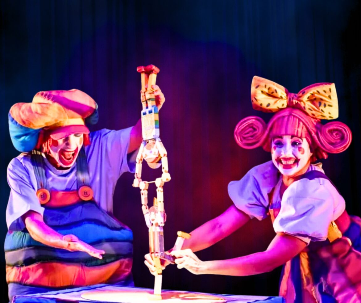Flores de Carolina y Ajonjolí, el arte del clown y los títeres continúa este fin de semana en la Sala Nova Teatro.
