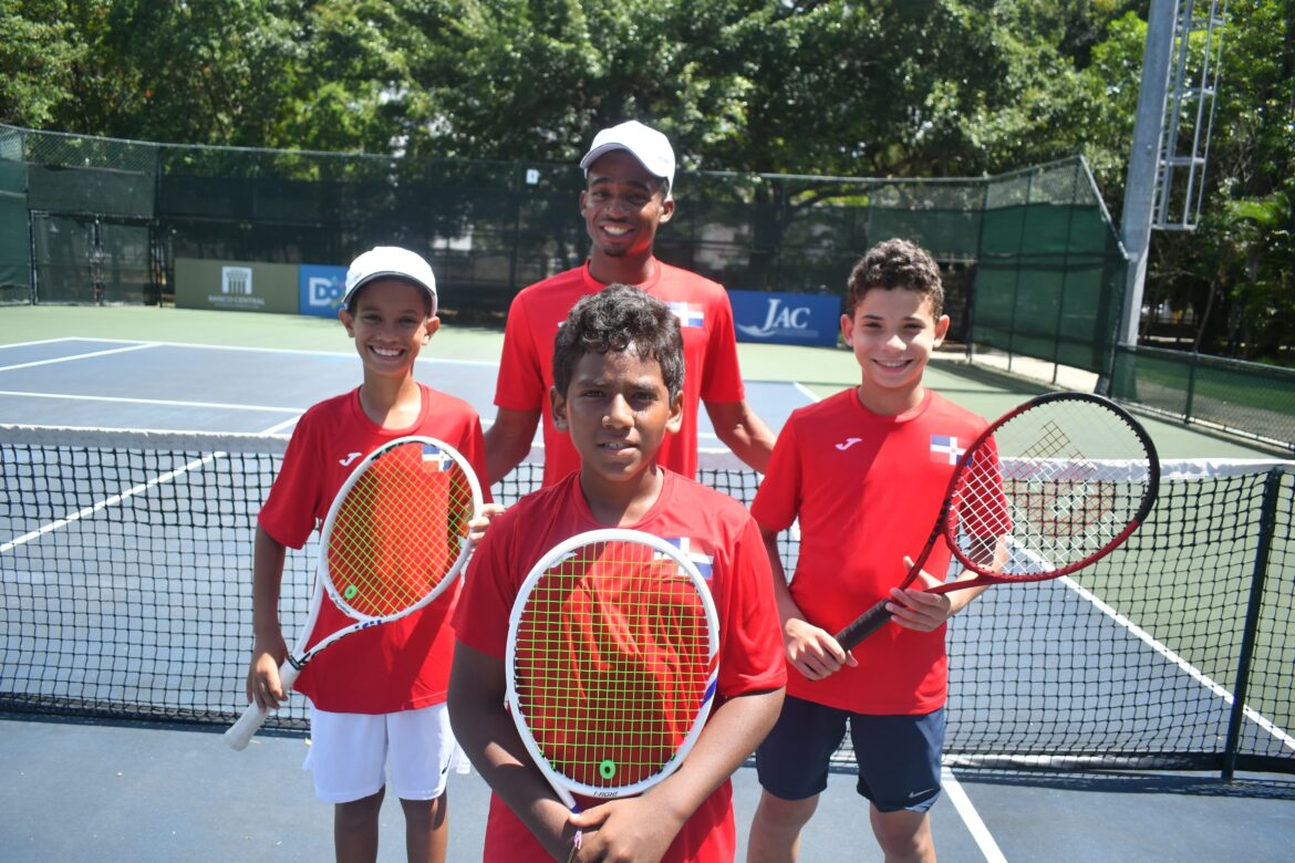 Michael Almeida, Eliezer Santos y Elías Santana con su capitán, Wilson Peña