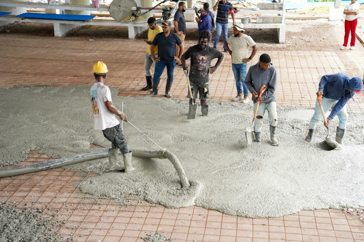 PIE DE FOTO 1, 2 Y 3 Vista de los trabajos de construcción que el Instituto Nacional de Educación Física (INEFI) realiza en el polideportivo de Bayaguana, Monte Plata
