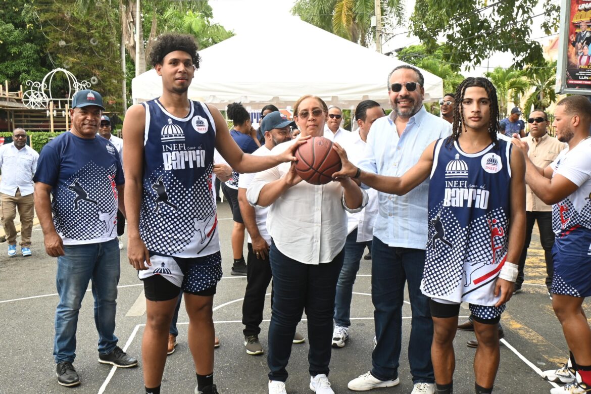 PIE DE FOTO 1 El director ejecutivo del Instituto Nacional de Educación Física, Alberto Rodríguez Mella, junto a la gobernadora de San Cristóbal, Pura Casilla