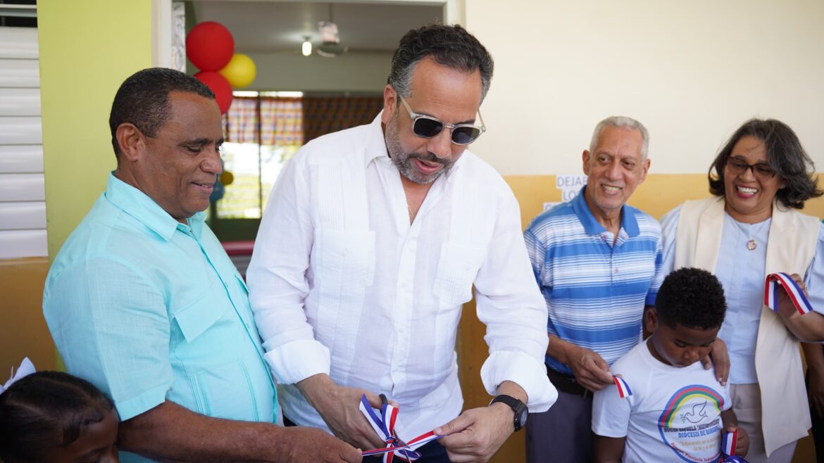 PIE DE FOTO AULA PSICO 1 El director ejecutivo del Instituto Nacional de Educación Física (INEFI), Alberto Rodríguez Mella, corta la cinta para dejar inaugurada el Aula de Psicomotricidad