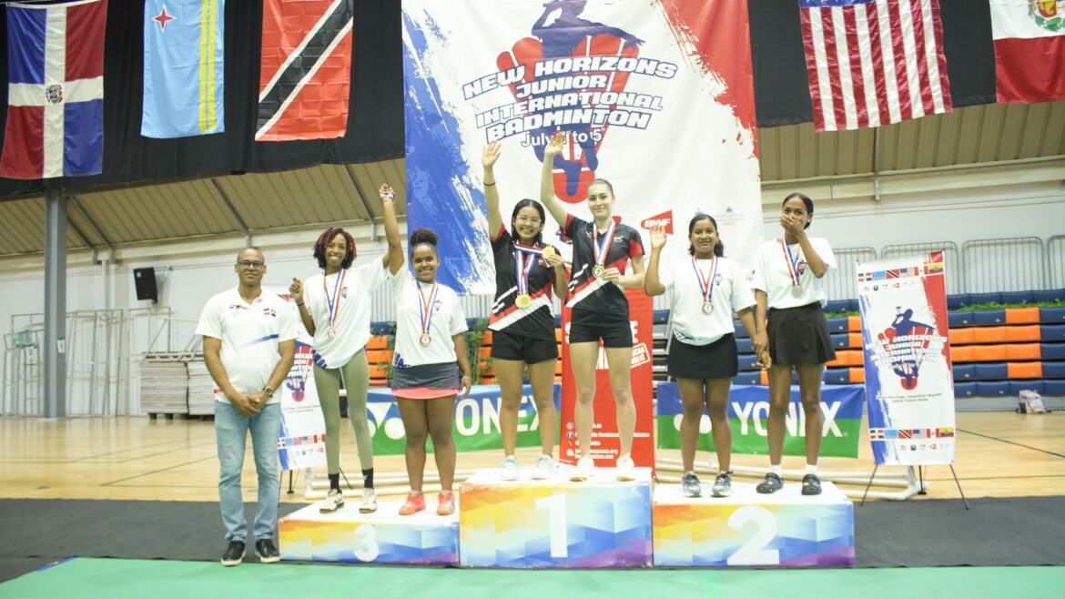 PIE DE FOTO BADMINTON 1 El presidente de la Federación Dominicana de Bádminton, Nelson Javier Ozuna, acompaña a las ganadoras de doble femenino del Torneo New Horizons Internacional Junior 2025..jfif
