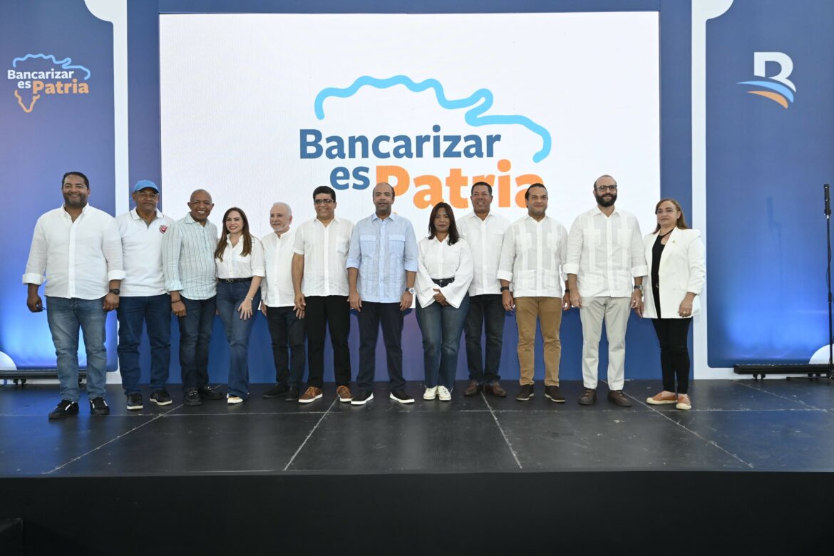 Samuel Pereyra juntos al alcalde de Santo Domingo Este, Dio Astacio, el senador Antonio Taveras, legisladores, funcionarios y ejecutivos de Banreservas