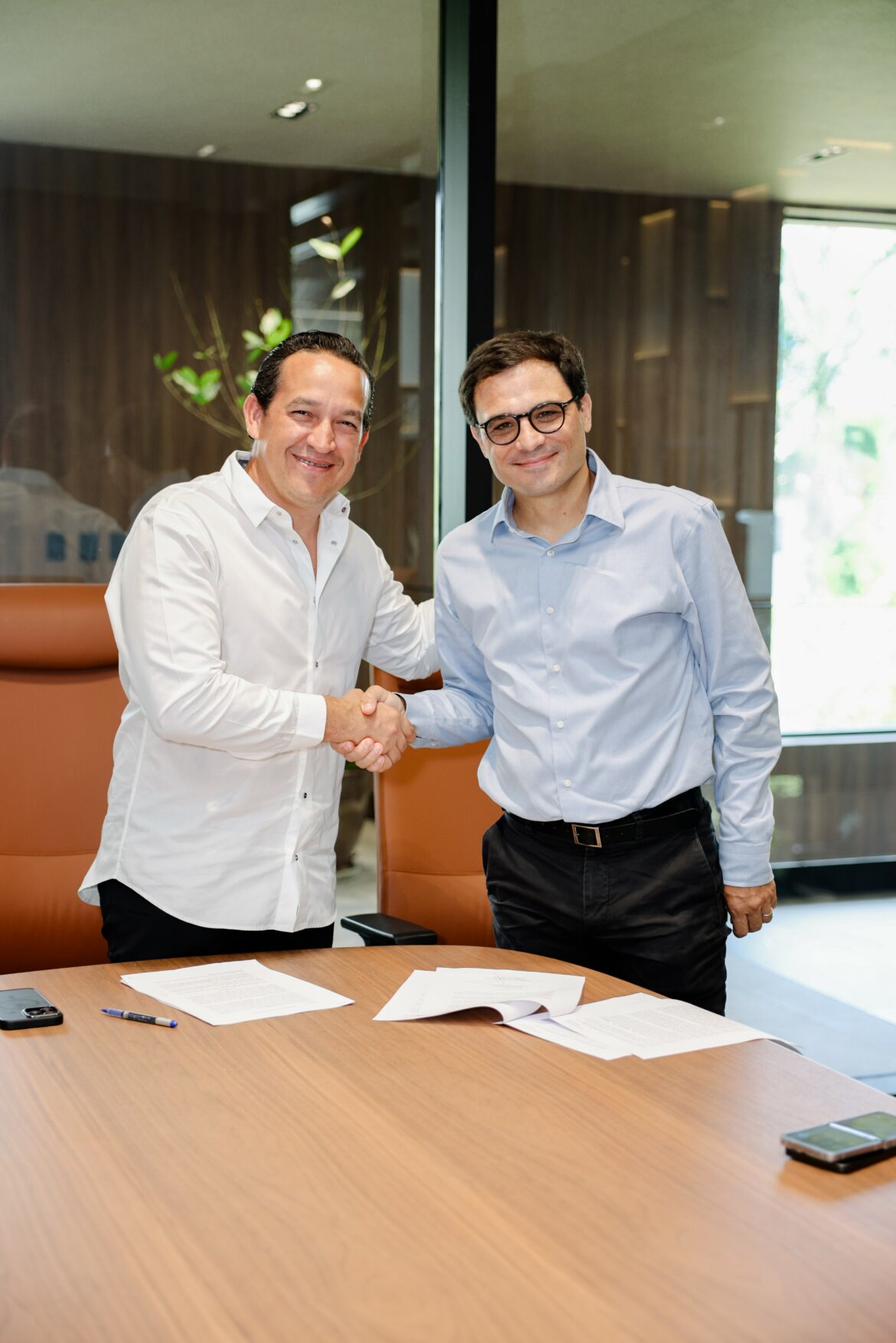 Yasser González, presidente de Cleaner Studio, y Sebastien Proux, director general de Dominican Motors