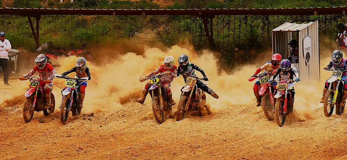 2 El Boricua Kevin Ceballos # 9 en una batalla física desde la salida con el piloto mexicano Eric I.Vazquez