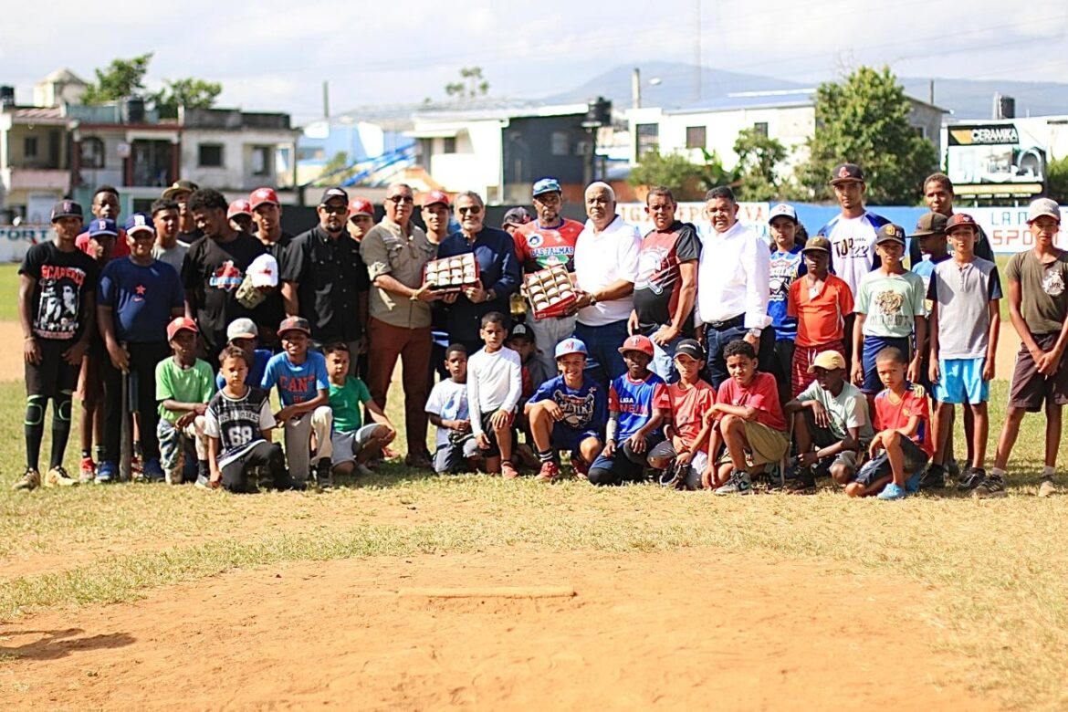 El comisionado Junior Noboa, entrega el estadio de béisbol Palmarito, además de varias cajas de pelota, a las ligas que conviven en lugar.