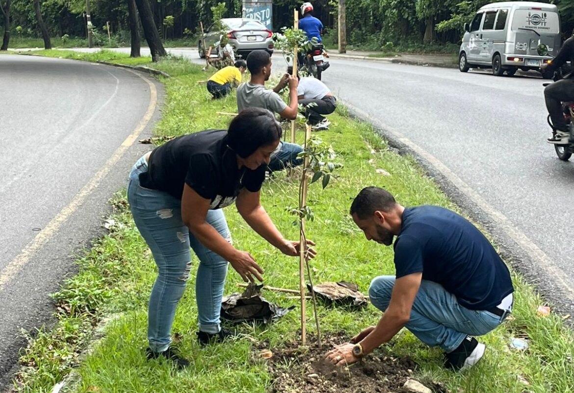 Fundación Ecológica Renacer Realiza Jornada de Reforestación en Cristo Rey con Apoyo de la Alcaldía del Distrito Nacionalcopy
