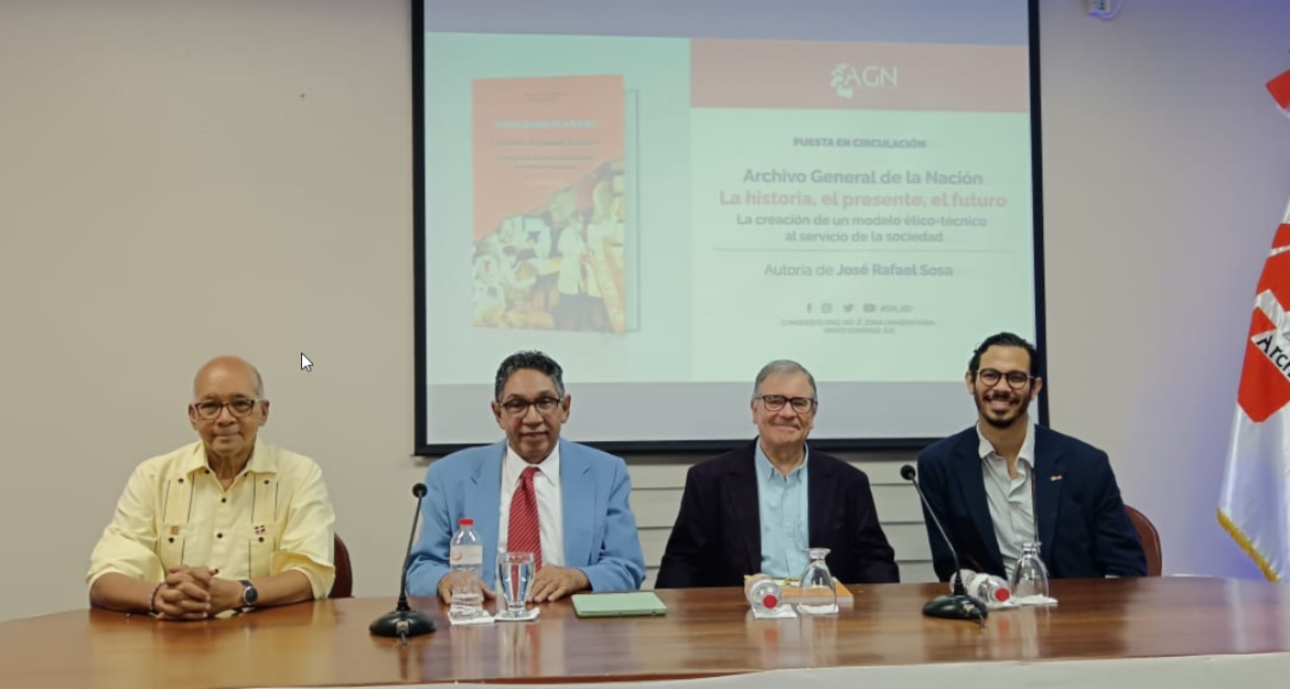 Jose Rafael Sosa, Aquilles Julian, Idelfonso Alvarez y Guillermo Molina Mueses integraron la mesa principal del acto de presentacion de libro AGN Historia, presente y fut