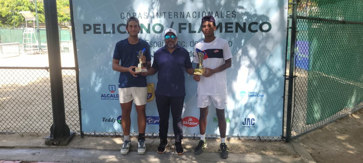 Los campeones de dobles Isaac Guerrero y Julio Troncoso, entrega el trofeo Fredy Calderón, del Centro Español.