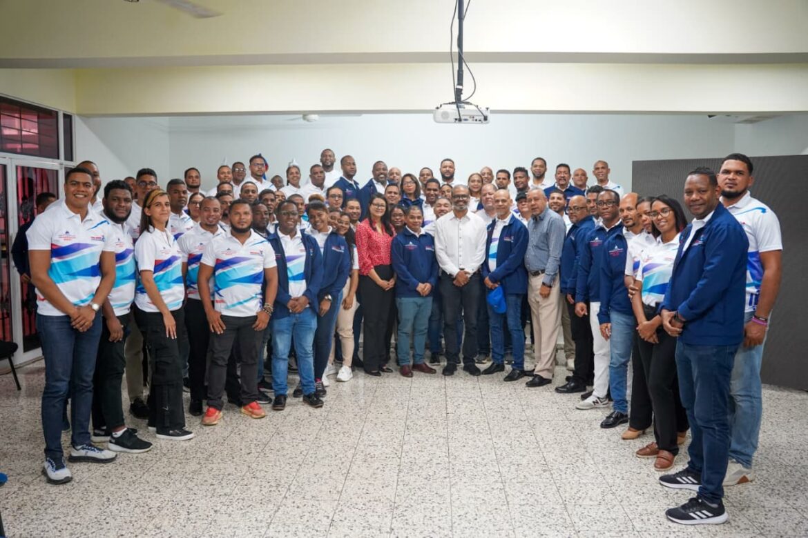 PIE DE FOTO MANUEL MOREL JUNTO A LOS PARTICIPANTES