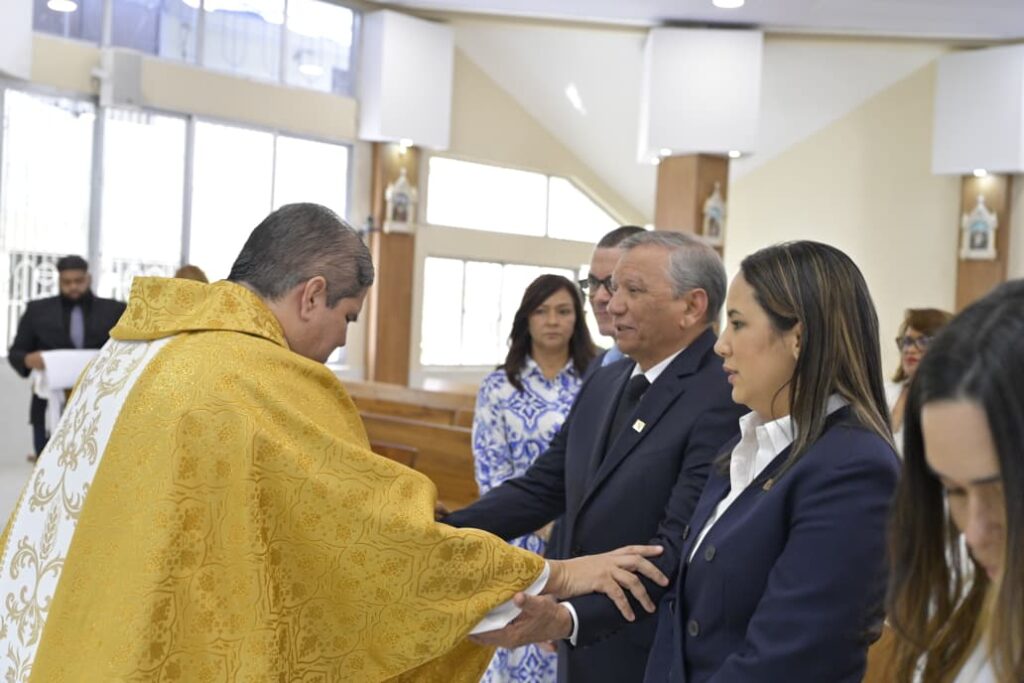 El presidente ejecutivo de Banreservas, doctor Leonardo Aguilera, saluda al párroco Manuel García, quien ofició la Misa de Acción de Gracias en conmemoración del 23 Aniversario de ARS Reservas.