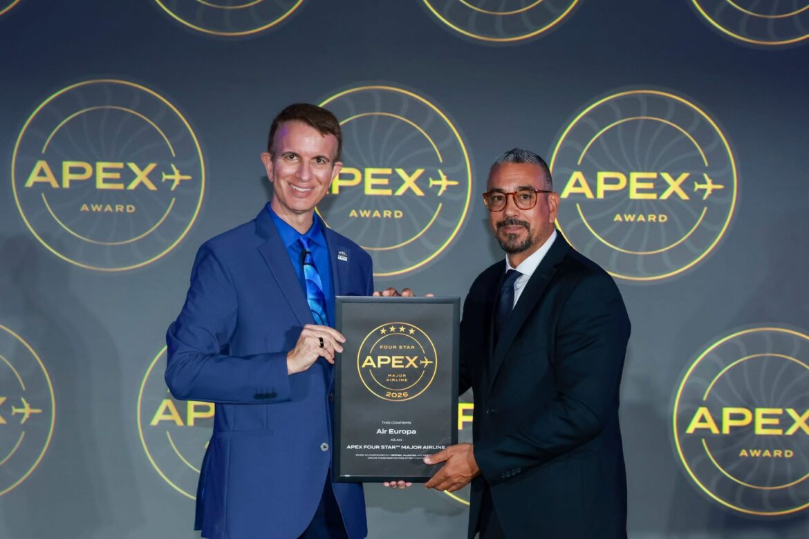 Alexis Capdevila (drcha) recibiendo el galardón