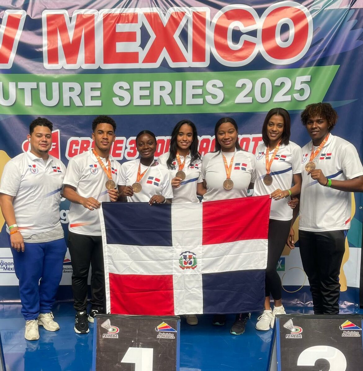 PIE DE FOTO BADMINTON BRONCE 1A La delegaciòn de badminton de la Repùblica Dominicana que obtuvo medallas de bronce en dos