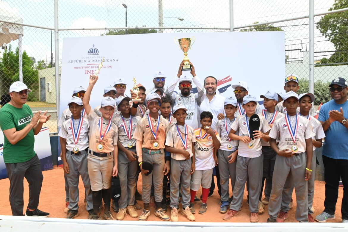 PIE DE FOTO INEFI BEISBOL ESCOLAR FINAL El director ejecutivo del Instituto Nacional de Educaciòn Fìsica (INEFI), Alberto Rodrìguez Mella, hace entrega de la copa de campeones