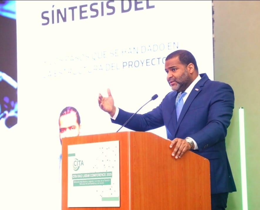 Andrés Lugo Risk, dir.ej DGAPP, disertando en el CITA RAG LATAM 2025