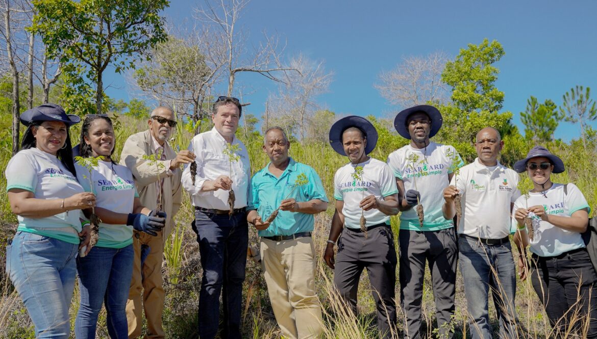 Armando Rodríguez junto a parte de los colaboradores, comunitarios e invitados especiales.