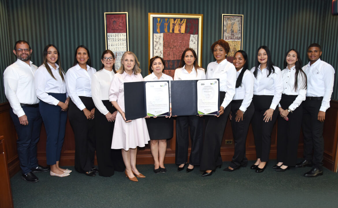 Clara Santa Cruz, Clara Reid, Georgia Ann Reid y Diana Ramos junto a colaboradores