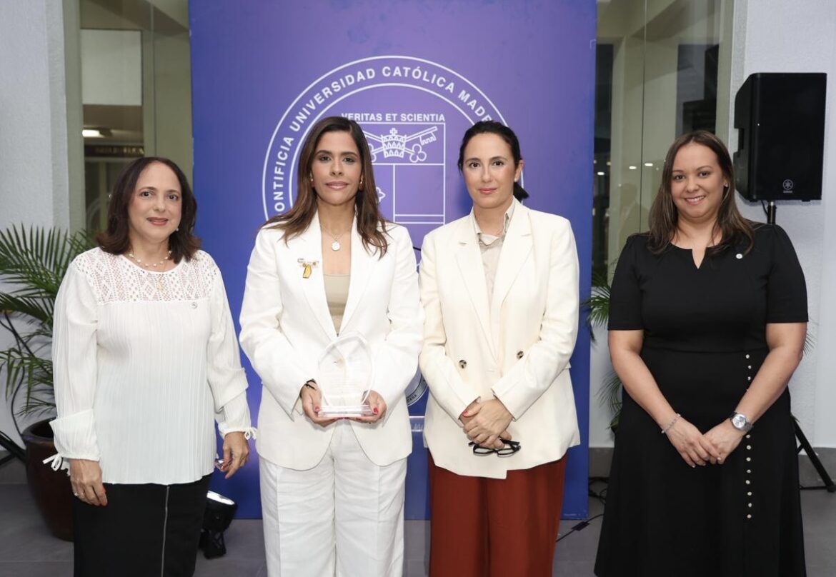 D8AF1659 Claudine Collado, Madelyn Martínez, Adelaida Mancha, Cándida Muñoz.