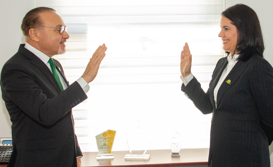 Dr. Julian Sued jurameta a la Dra. Carolina Almánzsar