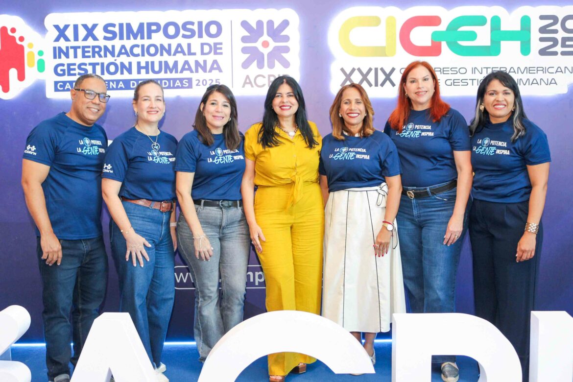 En el centro, Karina Guaba, junto al comite de FIDAGH