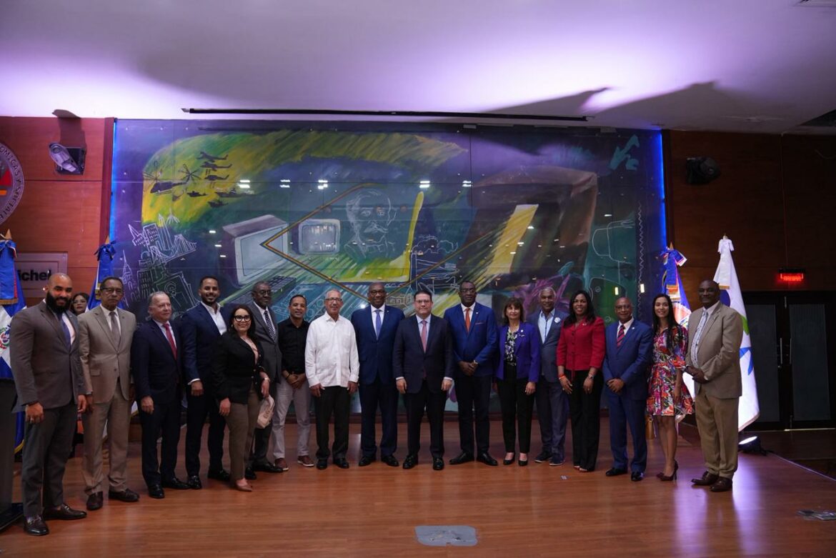 Foto 3 Yayo Sanz Lovatón en compañía del rector Editrudis Beltrán, decanos y profesores de la UASD.