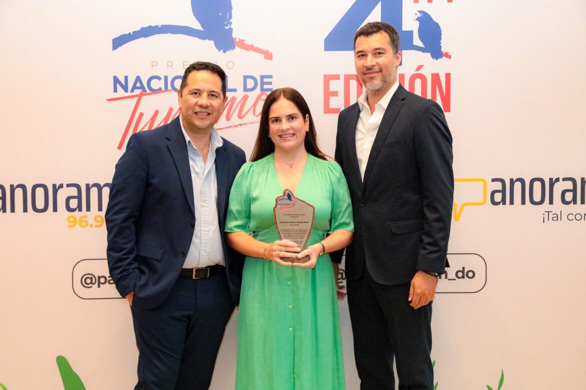 Foto Principal 0313- Mynor Espinoza, Director Senior de Operaciones MHI en República Dominicana, Paula Forero, General Manager de Paradisus Palma Real y Cristian Báez, Executive Assistant Manager de Pa