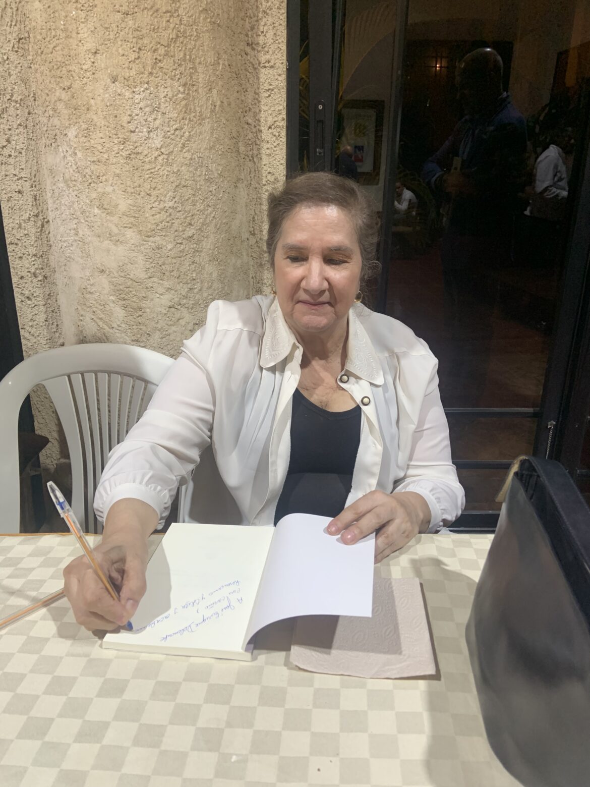 La escritora, Irene Pérez Guerra mientras firma su libro, Indices.