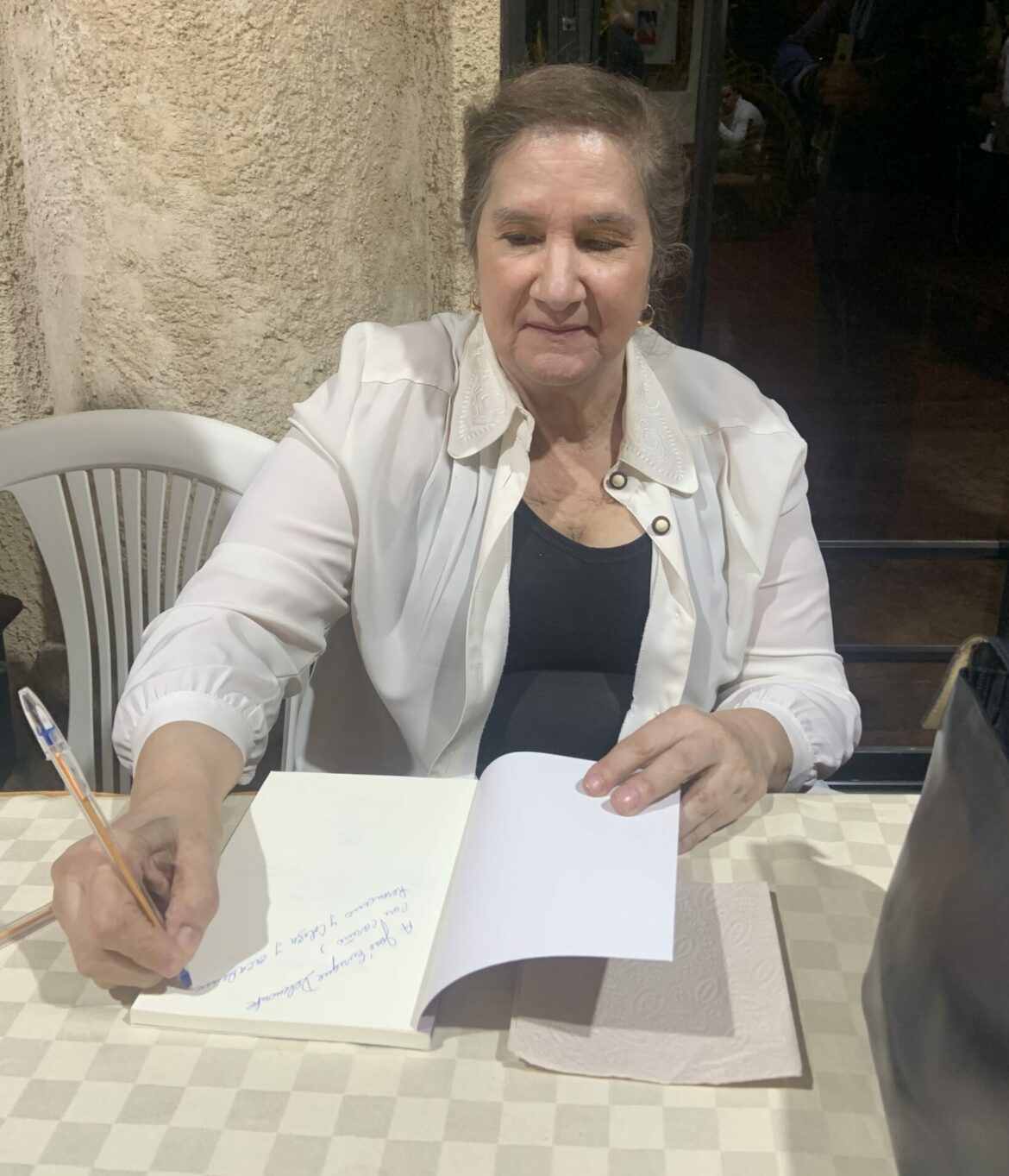 La escritora, Irene Pérez Guerra mientras firma su libro, Indices.