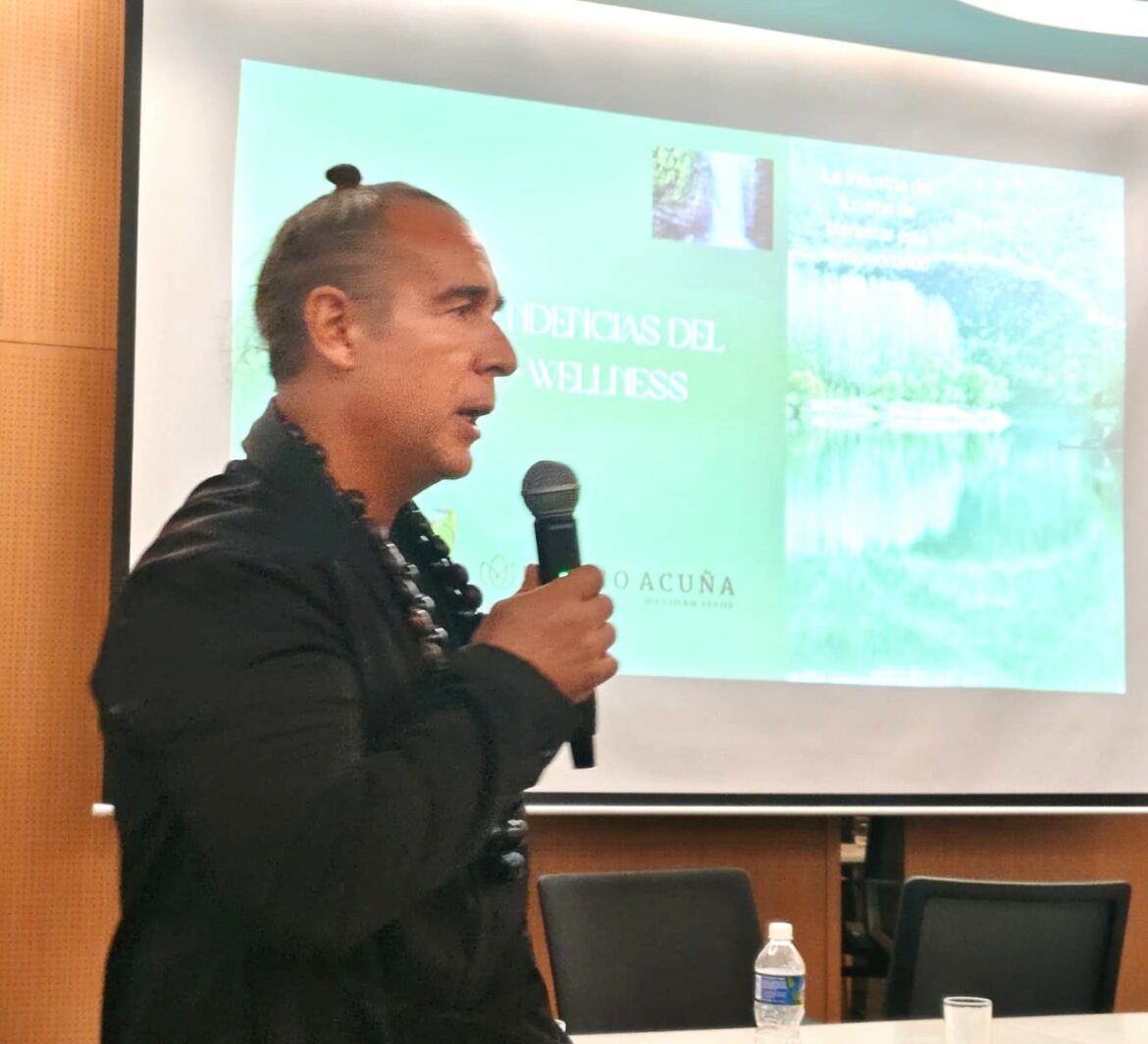 Maesstro Flavio Acuña ofreció una conferencia en congreso internacional
