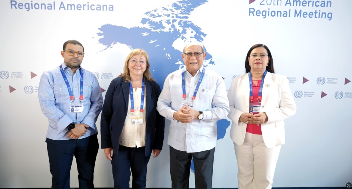 Rafael Santos Badía, director general de INFOTEP, Elena Montobbio, dir CinterforOIT, Maira Morla y Edgar Pimentel