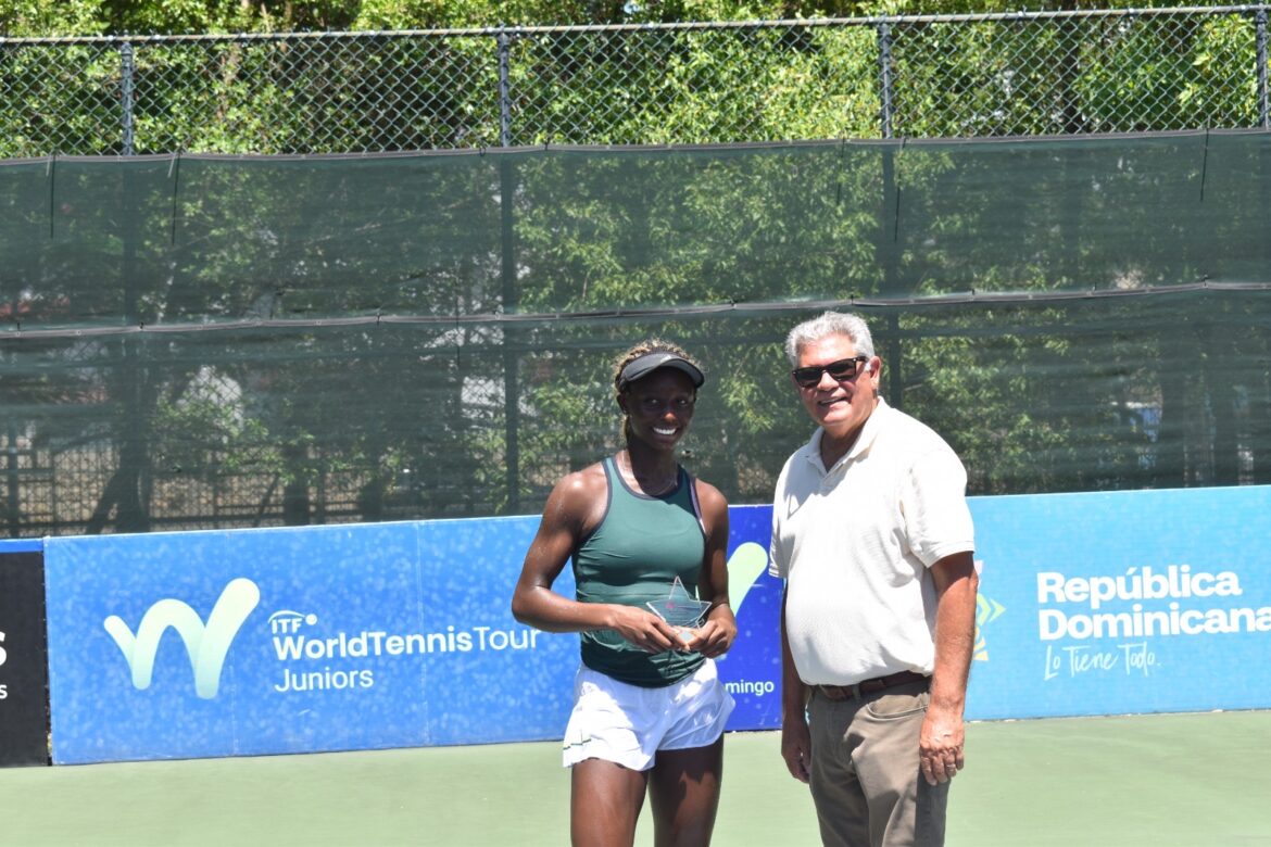 Sergio Tobal, director del torneo y vicepresidente de Fedotenis premia a la campeona de la Copa Mangulina, Ariana Ikwueme.