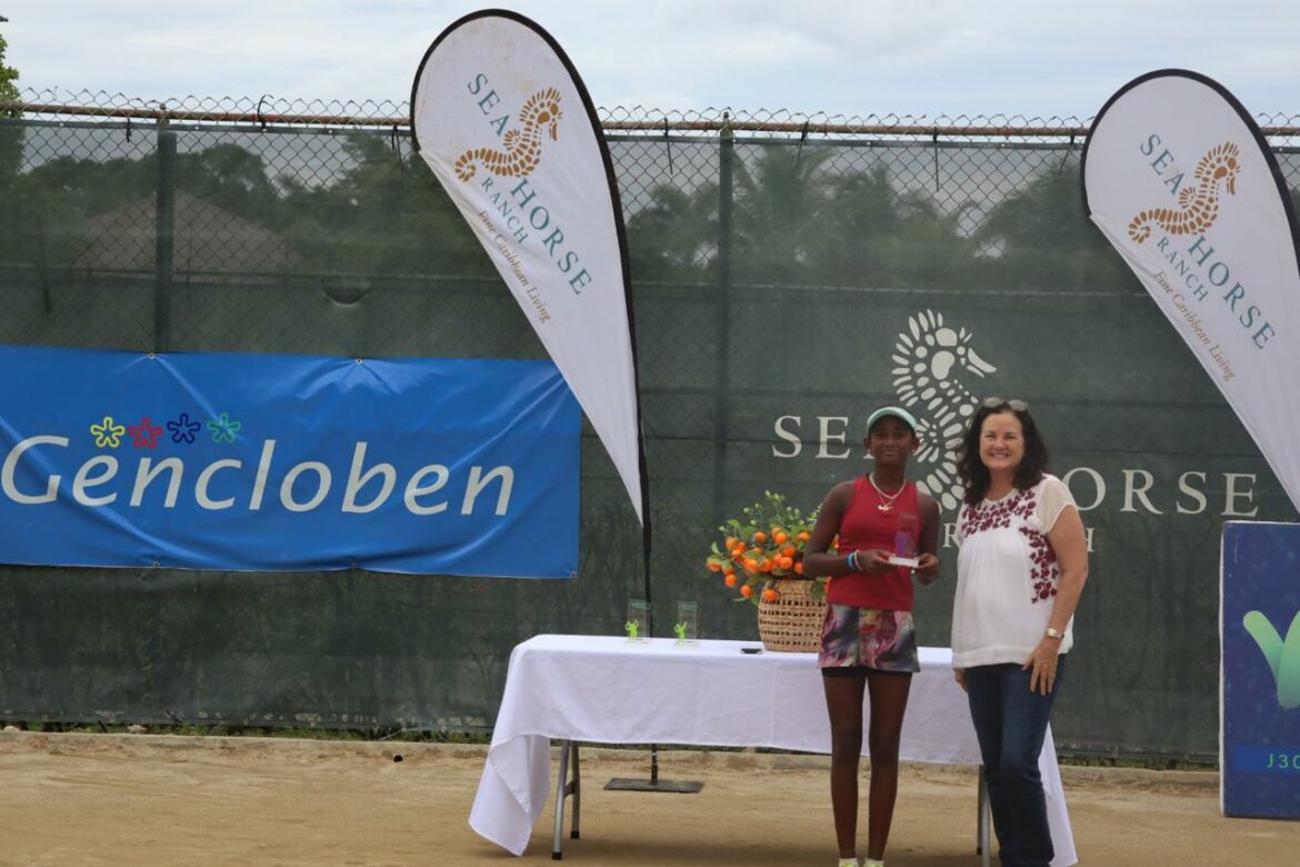 Srishti Kiran, campeona de la Copa Gencloben, premiada por Jennifer Kirkman, dueña del complejo de Sea Horse Ranch